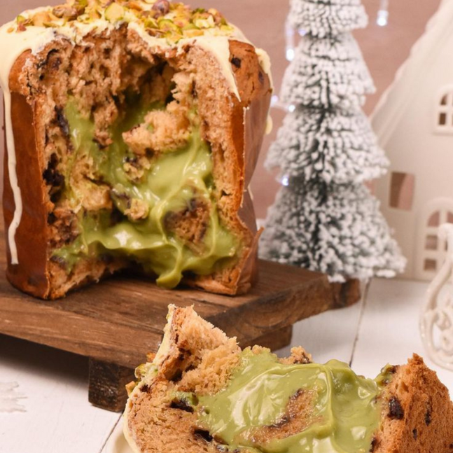 PANETΤONE με γέμιση πραλίνας φυστικιού και επικαλυμμένο με λευκή σοκολάτα και τριμμένα φυστίκια