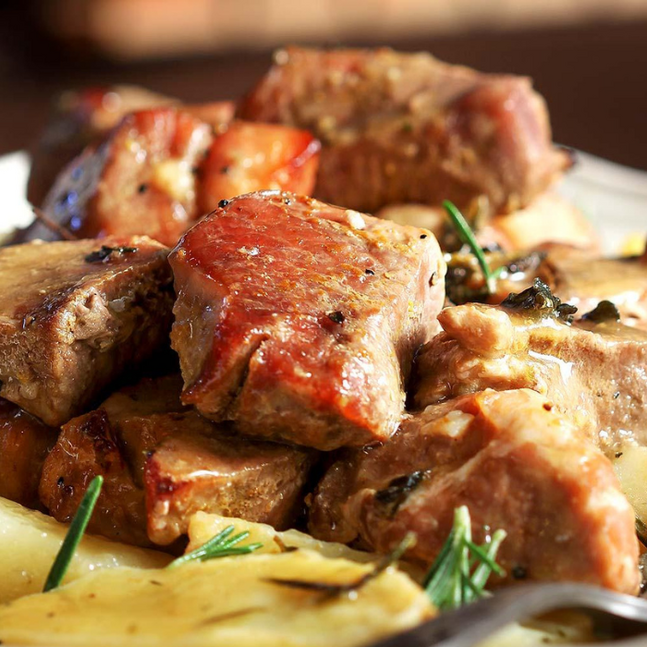 ΧΟΙΡΙΝΟ ΜΠΟΥΤΙ ΣΤΟΝ ΦΟΥΡΝΟ