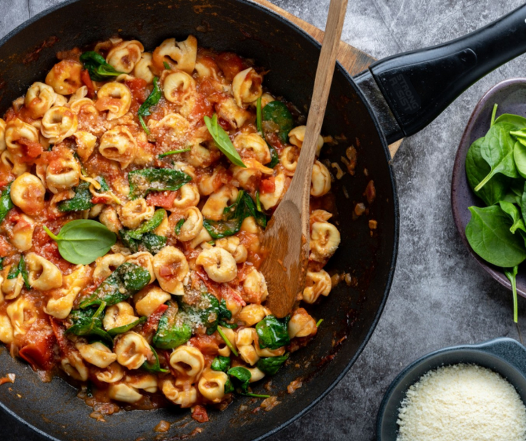 ΤΟΡΤΕΛΙΝΙΑ ΜΕ ΣΑΛΤΣΑ ΝΤΟΜΑΤΑΣ, ΣΠΑΝΑΚΙ & ΠΑΡΜΕΖΑΝΑ