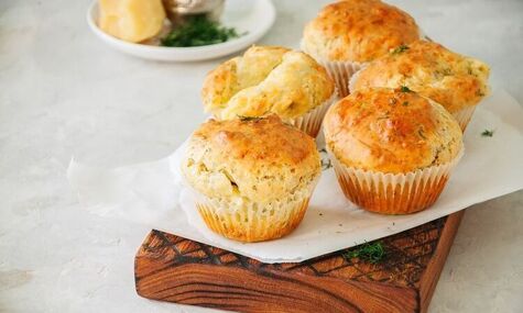 ΑΛΜΥΡΑ MUFFIN ΜΕ ΦΕΤΑ ΚΑΙ ΚΟΛΟΚΥΘΑΚΙ