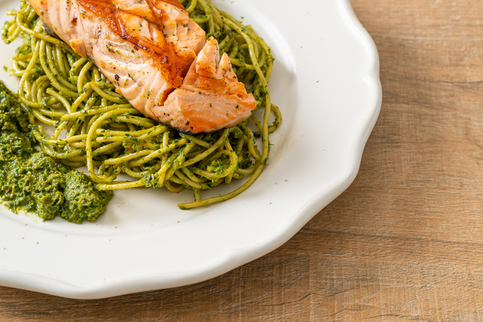 Σπαγγέτι με σολομό, μανιτάρια & pesto