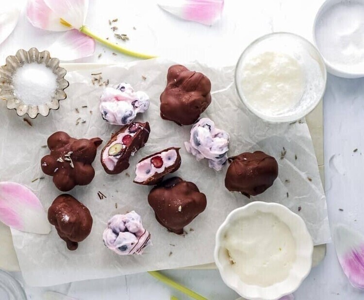 ΣΟΚΟΛΑΤΕΝΙΕΣ ΜΠΟΥΚΙΕΣ ΜΕ ΓΙΑΟΥΡΤΙ & ΜΥΡΤΙΛΑ