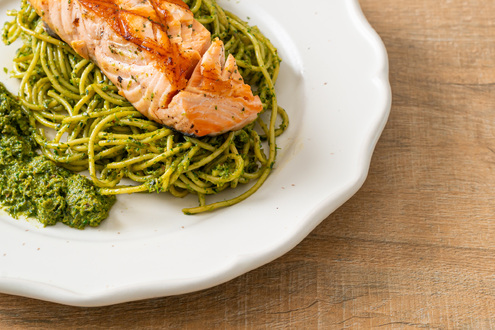 Σπαγγέτι με σολομό, μανιτάρια & pesto